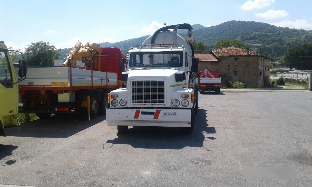 Caminhão limpa fossa Volvo N.12: foto 6