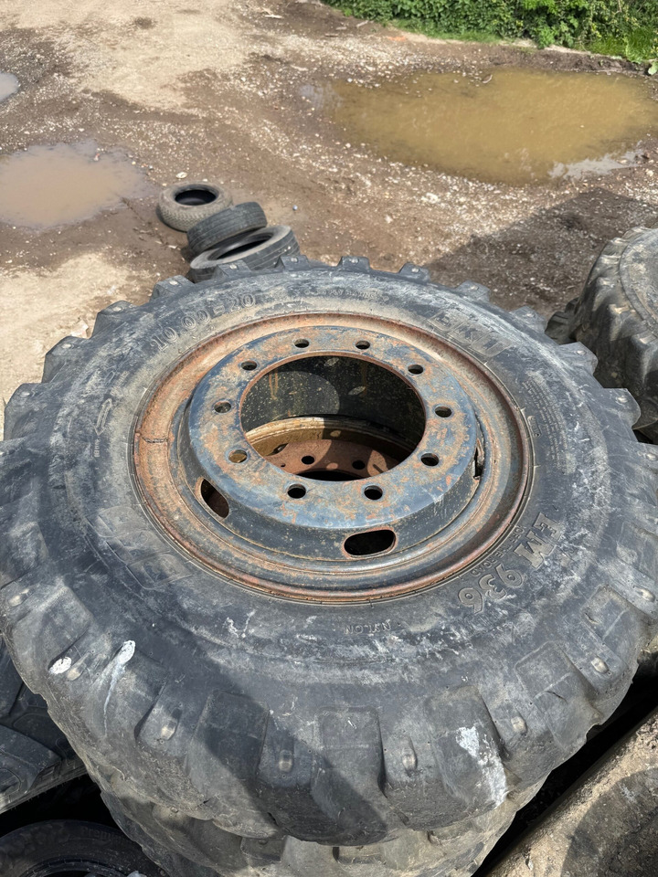 10.00X20 Tyres and Rims - Jantes e pneus: foto 1 10.00X20 Tyres and Rims - Jantes e pneus: foto 1