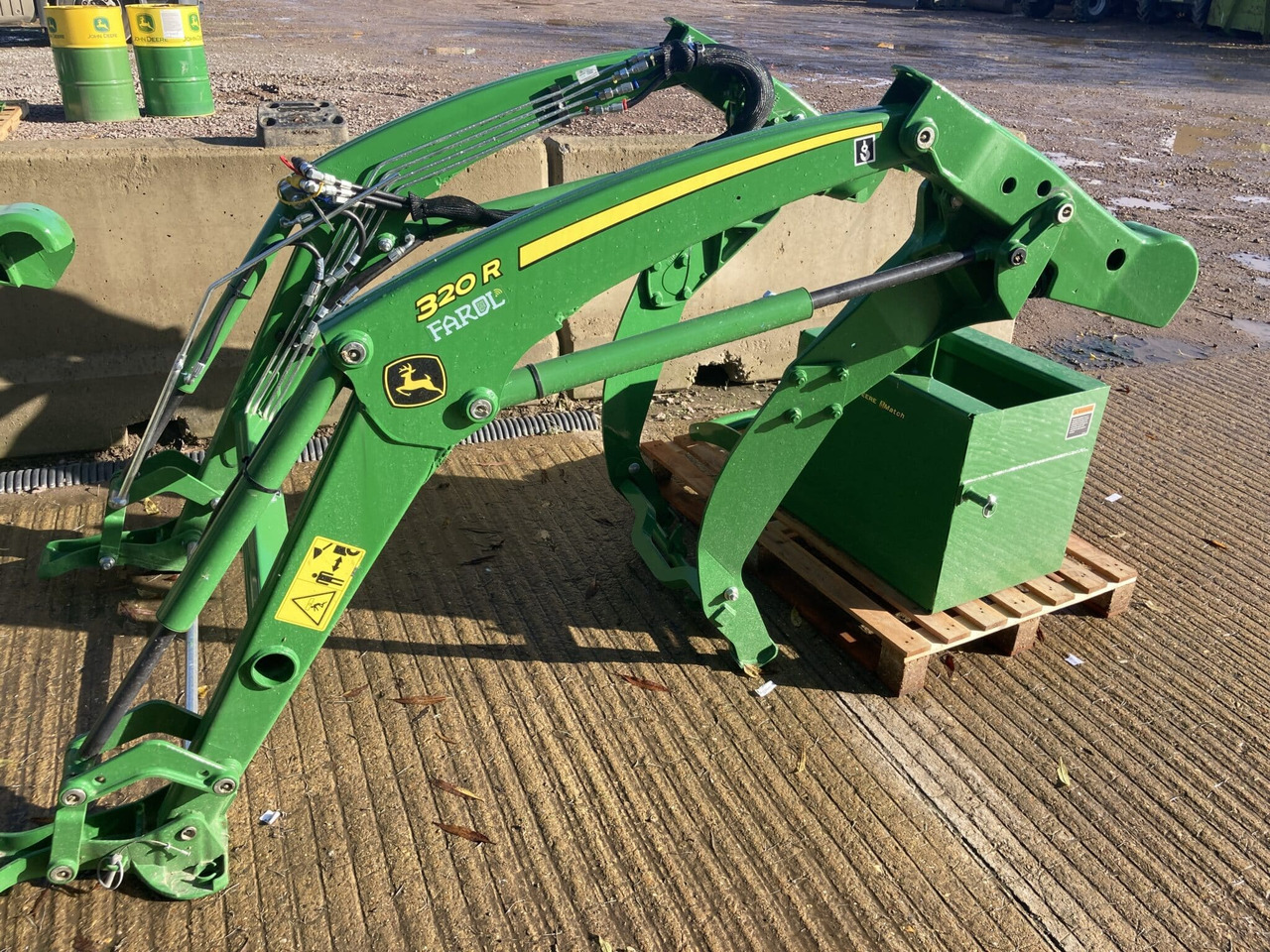 John Deere 320R Front Loader - Carregador frontal para o trator: foto 1 John Deere 320R Front Loader - Carregador frontal para o trator: foto 1