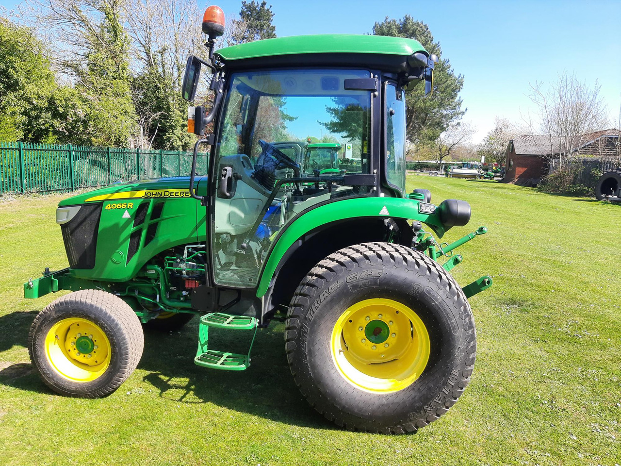 John Deere 4066R Compact Tractor - Mini trator: foto 2 John Deere 4066R Compact Tractor - Mini trator: foto 2