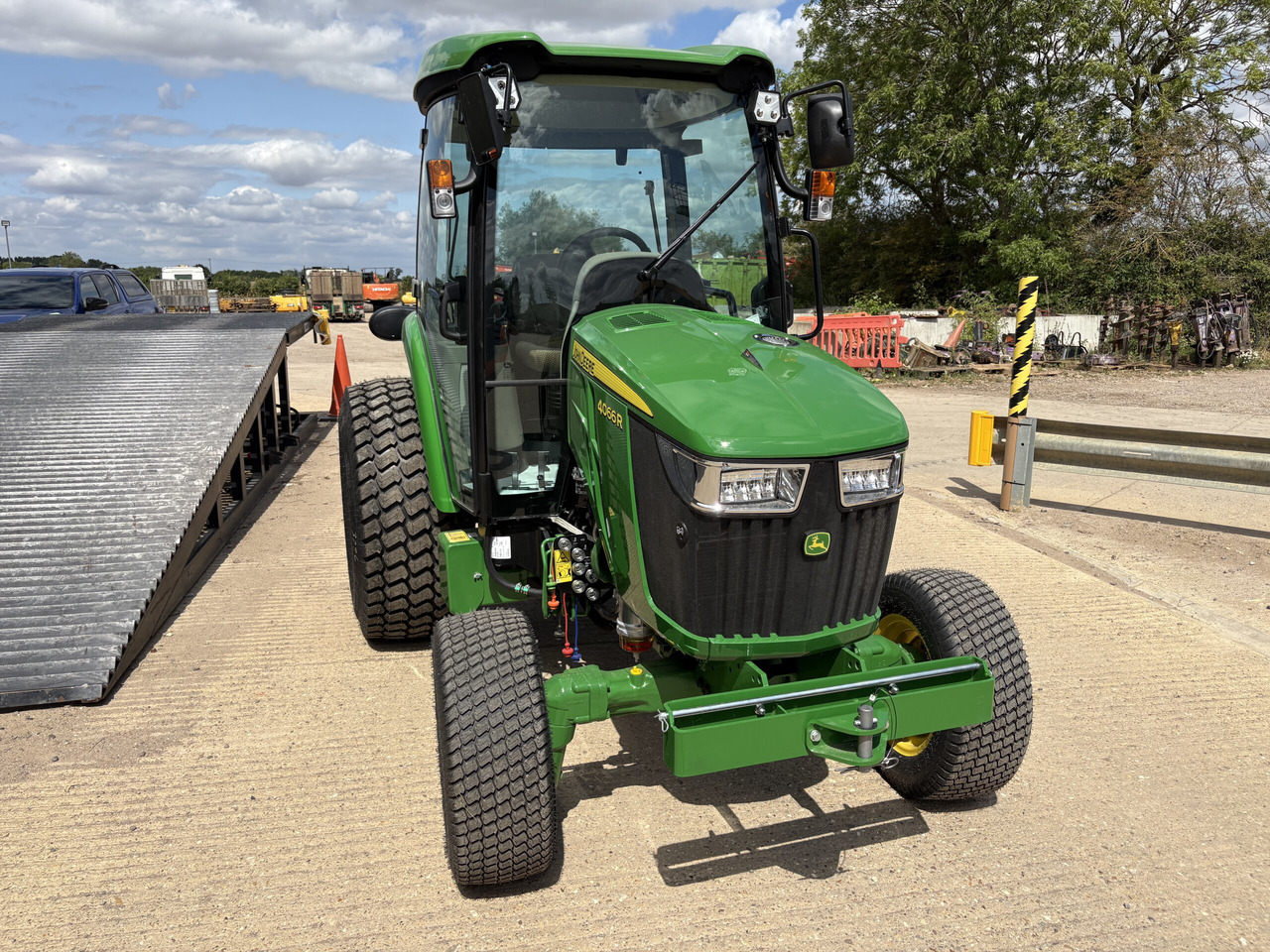 John Deere 4066R Compact Tractor - Mini trator: foto 2 John Deere 4066R Compact Tractor - Mini trator: foto 2