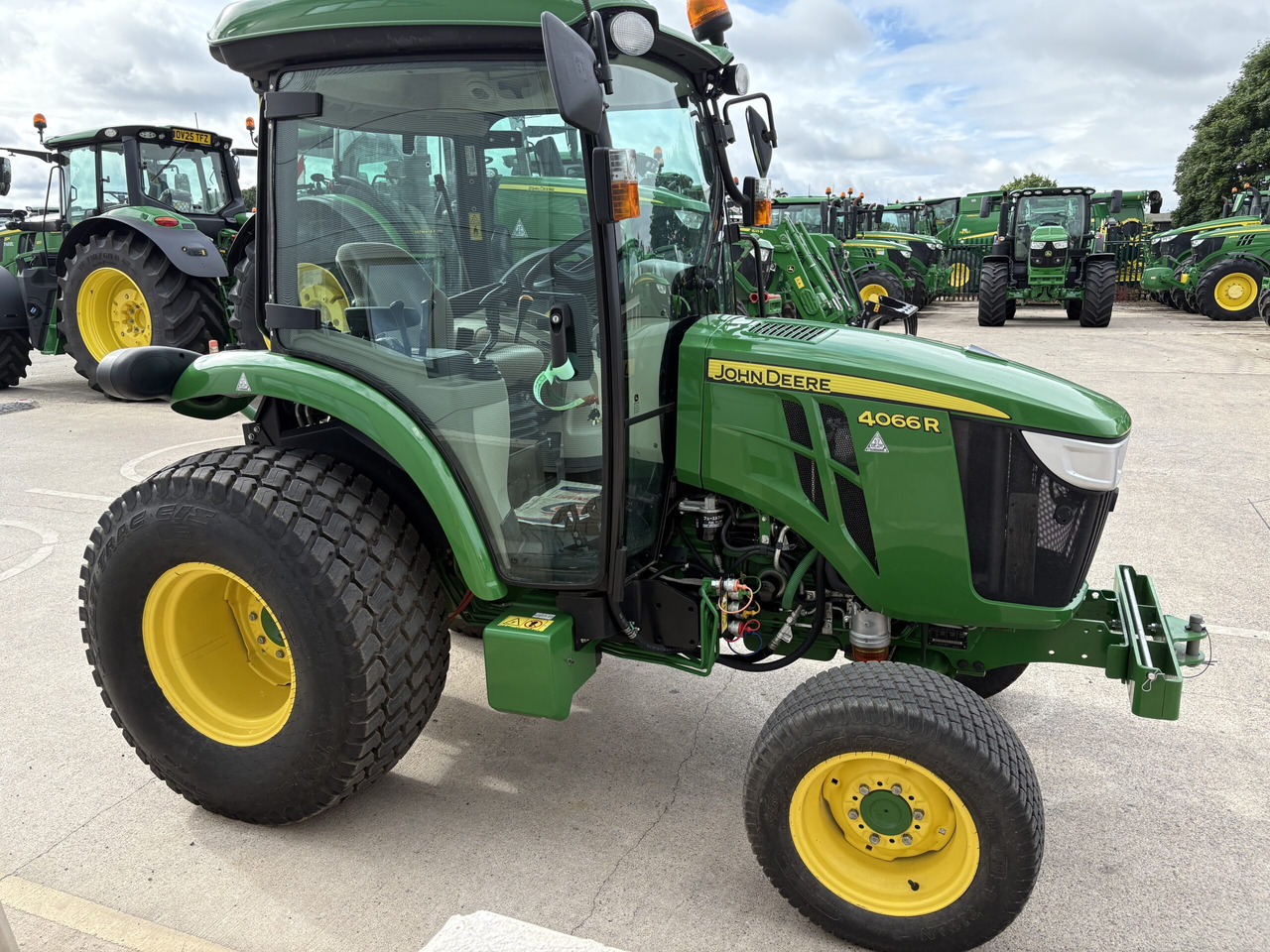 John Deere 4066R Compact Tractor - Mini trator: foto 3 John Deere 4066R Compact Tractor - Mini trator: foto 3