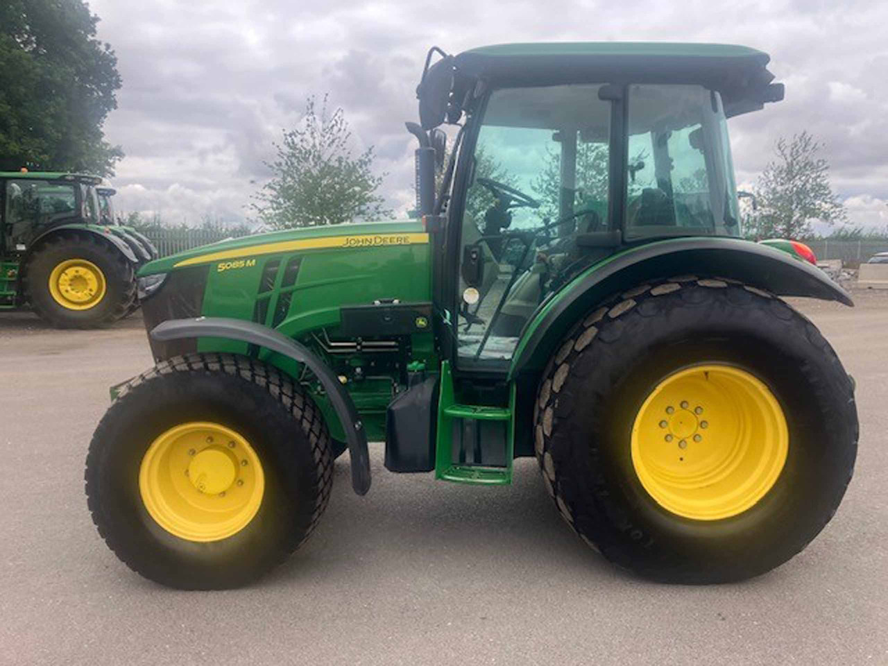 John Deere 5085M - Trator: foto 2 John Deere 5085M - Trator: foto 2