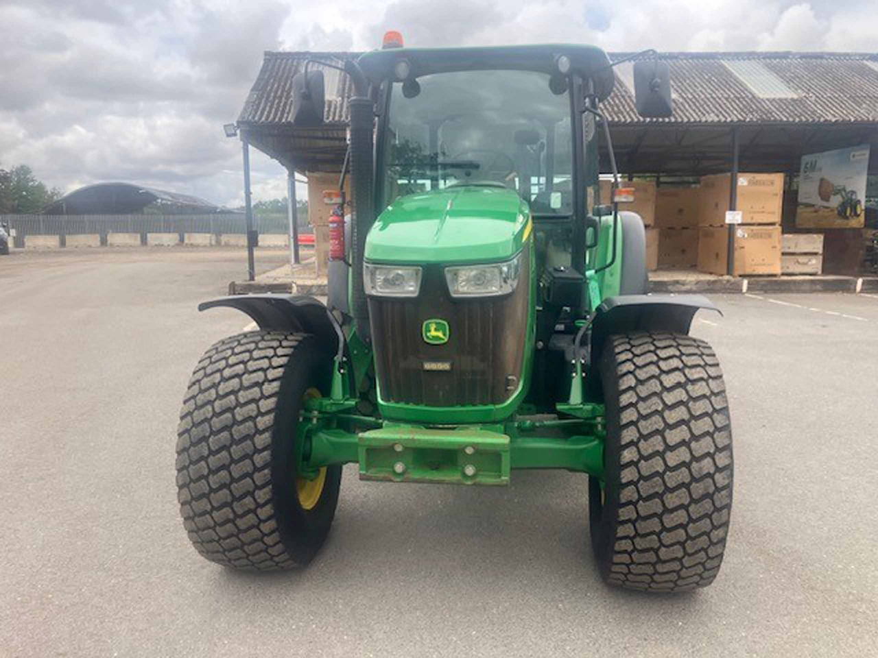 John Deere 5085M - Trator: foto 3 John Deere 5085M - Trator: foto 3