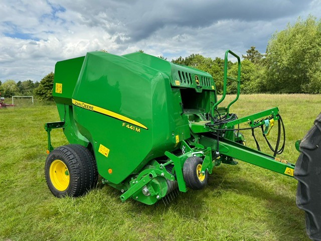 John Deere F441M Round Baler - Máquina para produção de feno: foto 1 John Deere F441M Round Baler - Máquina para produção de feno: foto 1