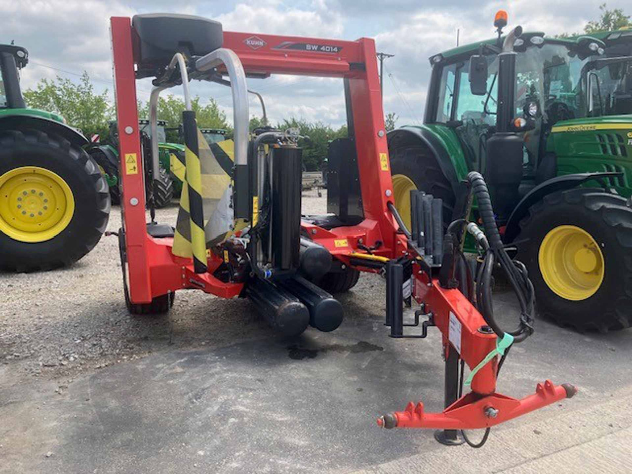 Kuhn SW4014 - Máquina para produção de feno: foto 1 Kuhn SW4014 - Máquina para produção de feno: foto 1