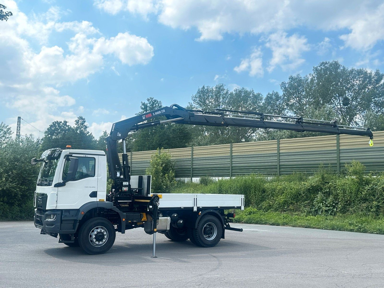 MAN TGM 18.320 4x4 Euro 6e Pritsche Hiab 228-4 Kran - Camião de caixa aberta/ Plataforma, Camião grua: foto 2 MAN TGM 18.320 4x4 Euro 6e Pritsche Hiab 228-4 Kran - Camião de caixa aberta/ Plataforma, Camião grua: foto 2
