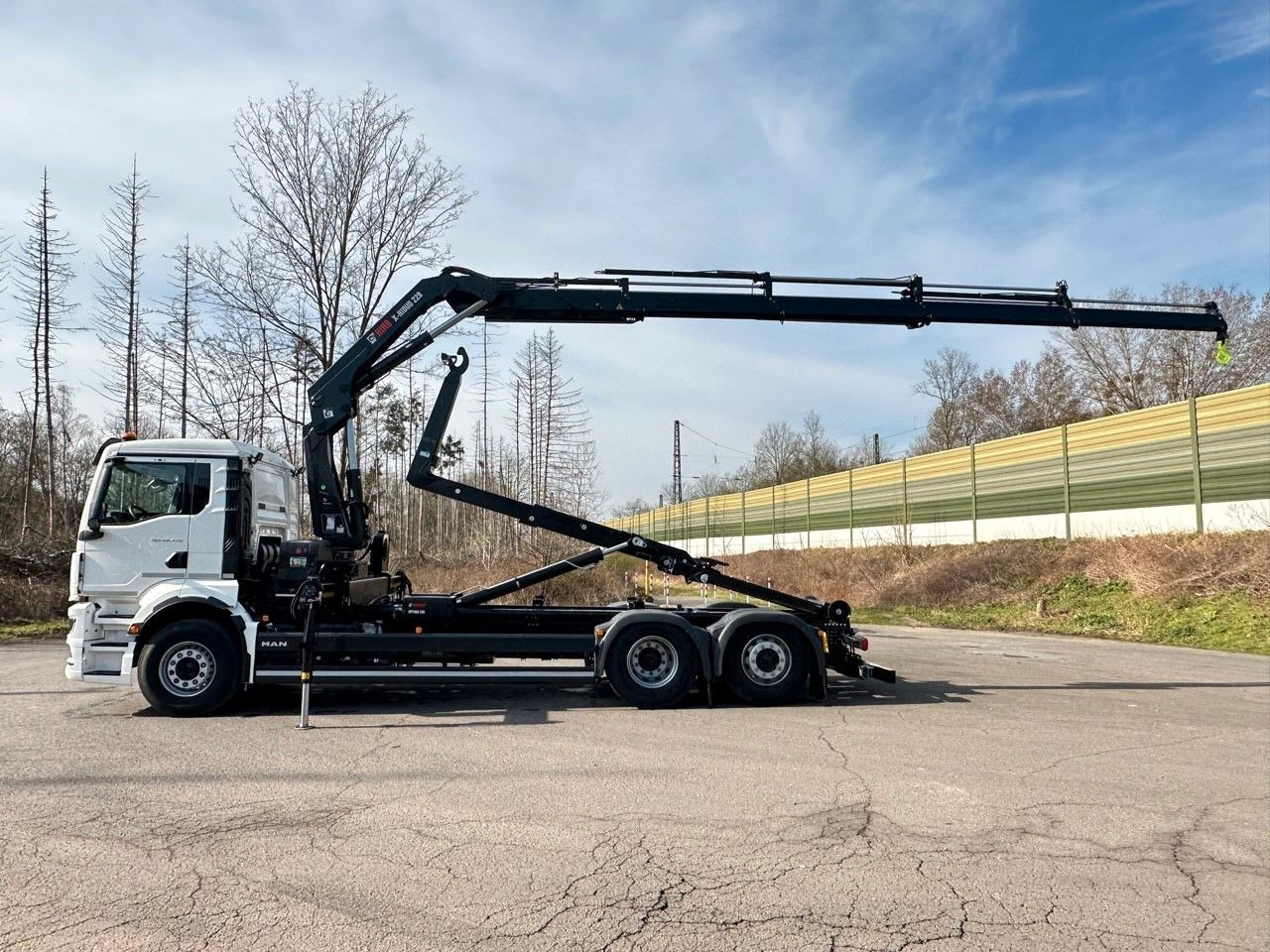 MAN TGS 26.470 6x2 Abrollkipper + Kran Hiab 228-4 - Camião polibenne, Camião grua: foto 2 MAN TGS 26.470 6x2 Abrollkipper + Kran Hiab 228-4 - Camião polibenne, Camião grua: foto 2