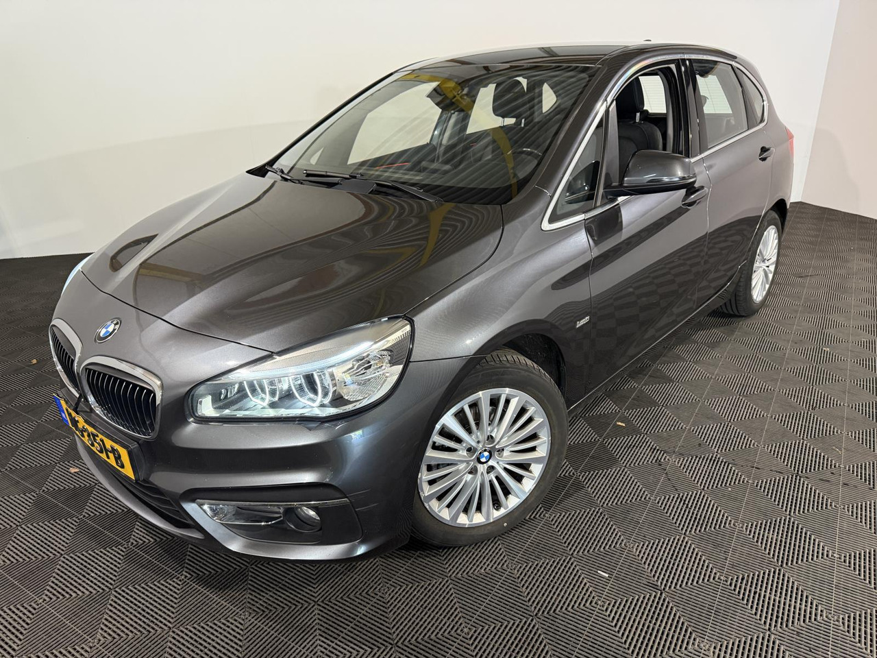 BMW | 2-serie Active Tourer | 218d Corporate Lease Luxury | 2015 | 223.959 km | HG351B | Logisch - Automóvel: foto 1 BMW | 2-serie Active Tourer | 218d Corporate Lease Luxury | 2015 | 223.959 km | HG351B | Logisch - Automóvel: foto 1