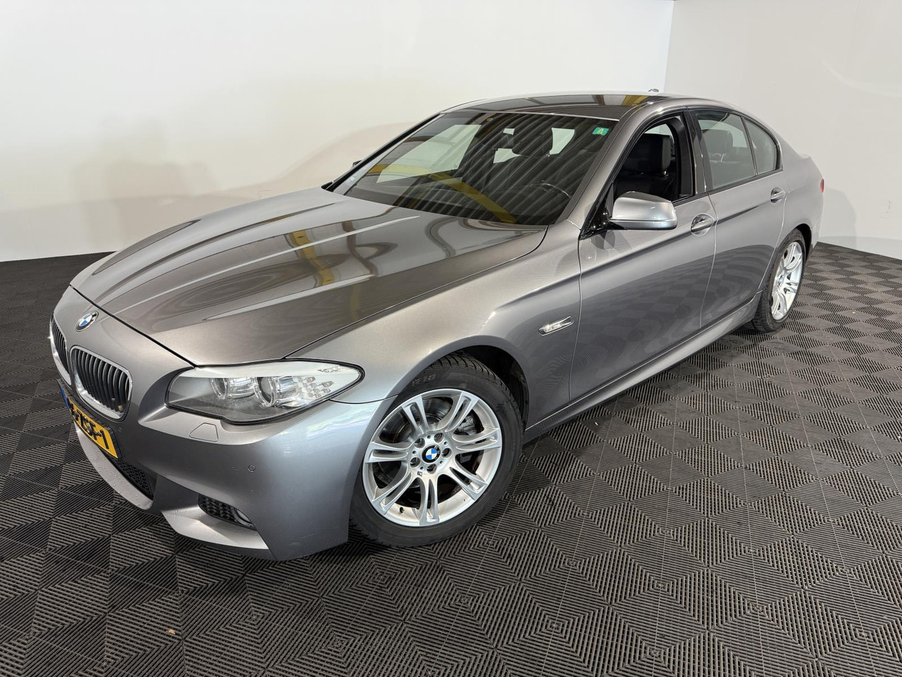 BMW | 5-serie | 520i High Executive | 2013 | 218.545 km | 46ZSF1 | Logisch - Sedan: foto 1 BMW | 5-serie | 520i High Executive | 2013 | 218.545 km | 46ZSF1 | Logisch - Sedan: foto 1