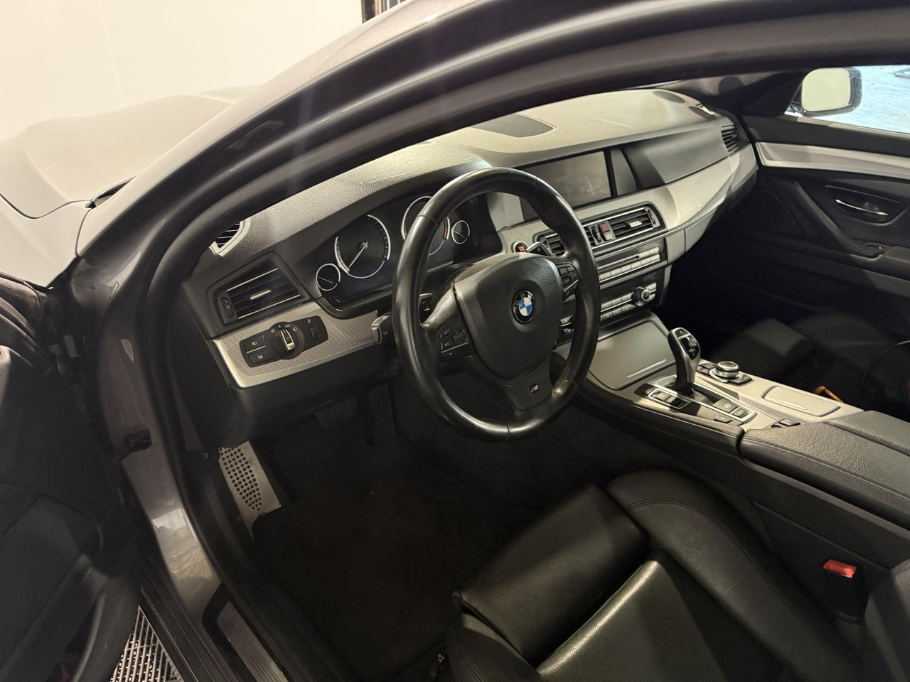 BMW | 5-serie | 520i High Executive | 2013 | 218.545 km | 46ZSF1 | Logisch - Sedan: foto 4 BMW | 5-serie | 520i High Executive | 2013 | 218.545 km | 46ZSF1 | Logisch - Sedan: foto 4