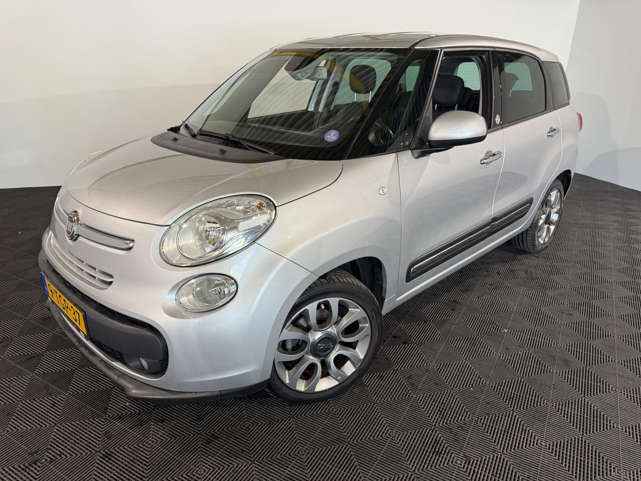 Fiat 500 L Living 0.9 TwinAir Lounge 7p. 9-TGP-37 - Automóvel: foto 1 Fiat 500 L Living 0.9 TwinAir Lounge 7p. 9-TGP-37 - Automóvel: foto 1