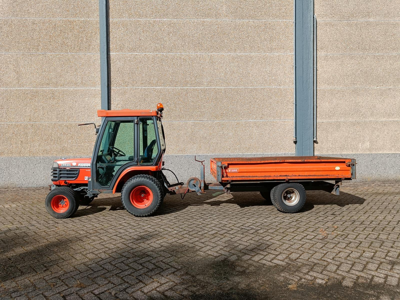 Kubota B2410 met Nimos Kipper - Trator: foto 2 Kubota B2410 met Nimos Kipper - Trator: foto 2