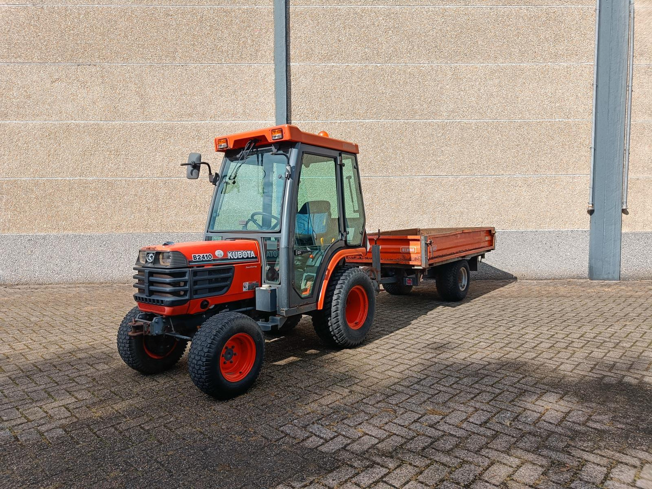 Kubota B2410 met Nimos Kipper - Trator: foto 1 Kubota B2410 met Nimos Kipper - Trator: foto 1