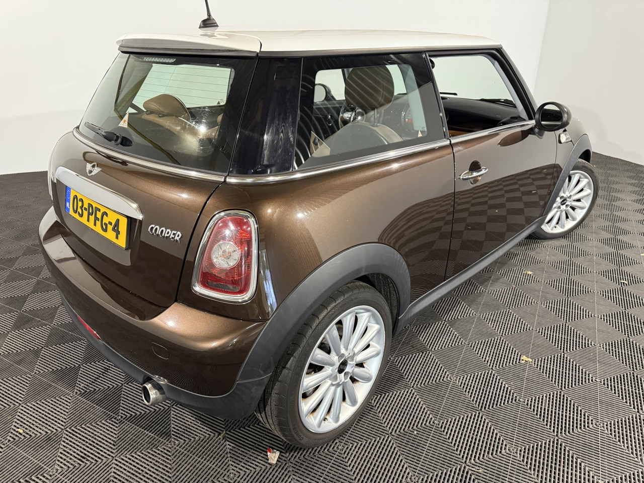 Mini | Mini | 1.6 Cooper Mayfair | 2011 | 199.566 km | 03PFG4 | Logisch - Hatchback: foto 4 Mini | Mini | 1.6 Cooper Mayfair | 2011 | 199.566 km | 03PFG4 | Logisch - Hatchback: foto 4