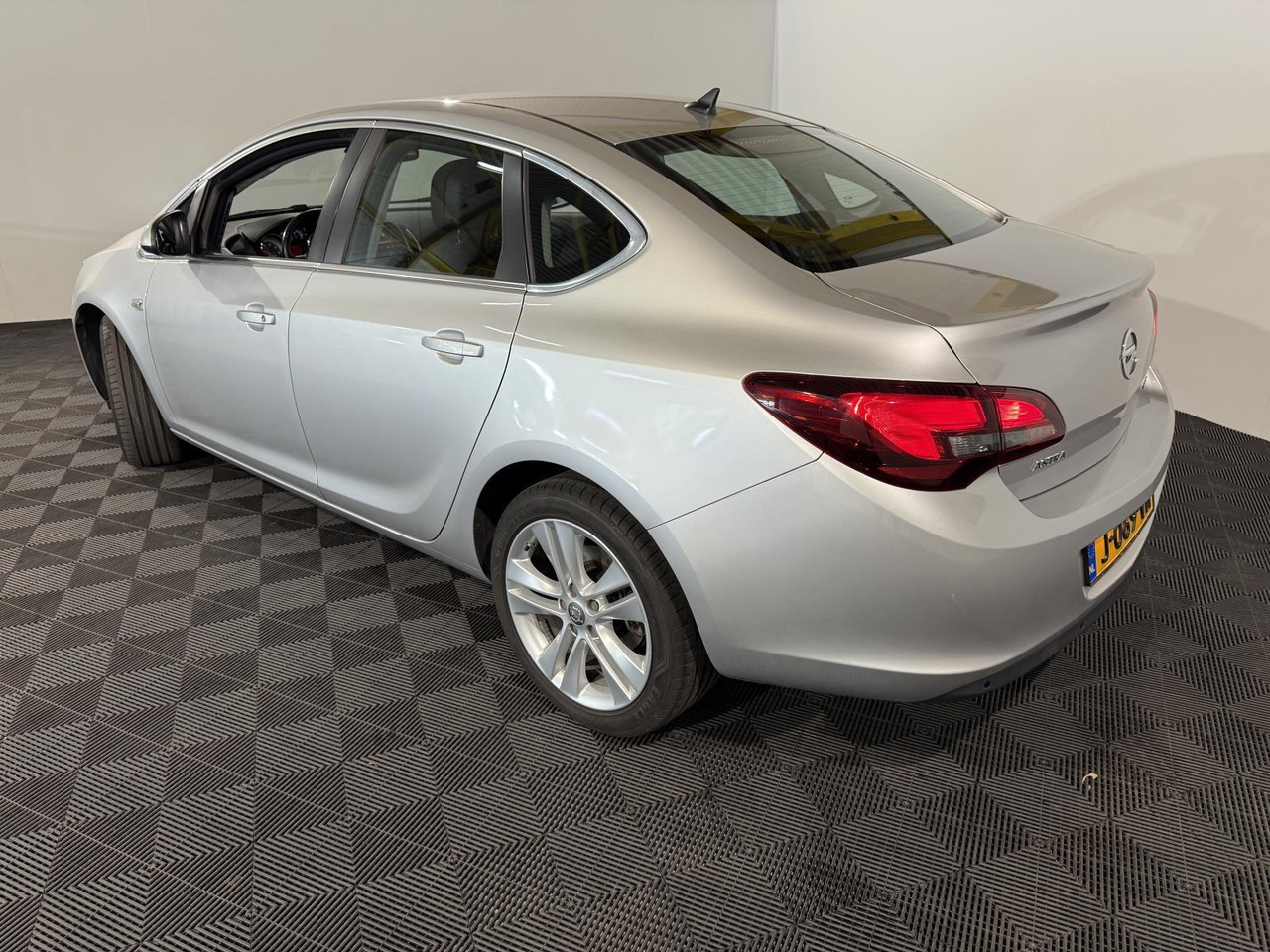 Sedan Opel Astra 1.6 CDTi S/S Edition | 2015 | 123.072 km | J-069-VH: foto 10