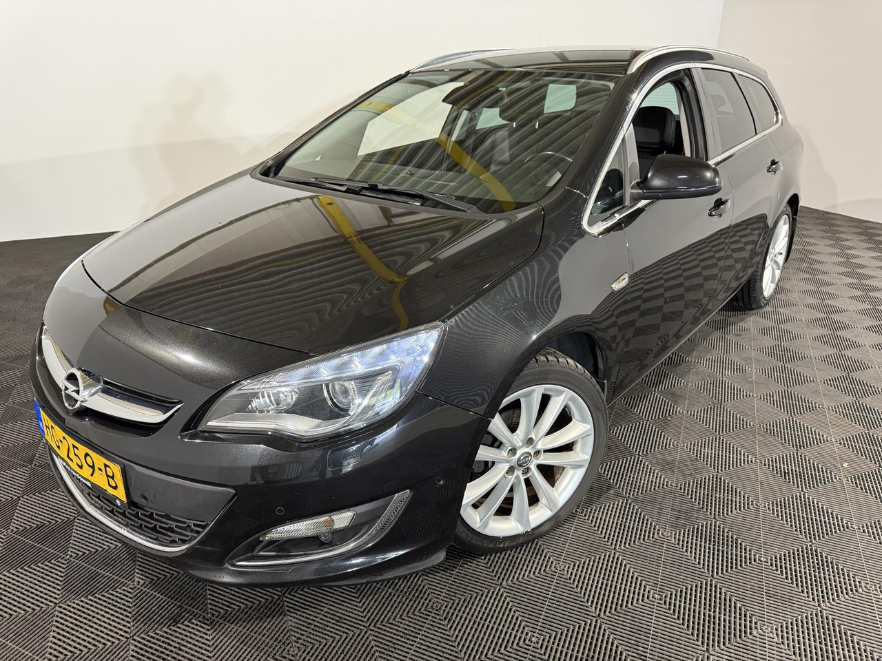 Opel | Astra Sports Tourer | 1.4 Turbo Sport + | 2015 | 218.258 km | HG259B | Logisch - Automóvel: foto 1 Opel | Astra Sports Tourer | 1.4 Turbo Sport + | 2015 | 218.258 km | HG259B | Logisch - Automóvel: foto 1