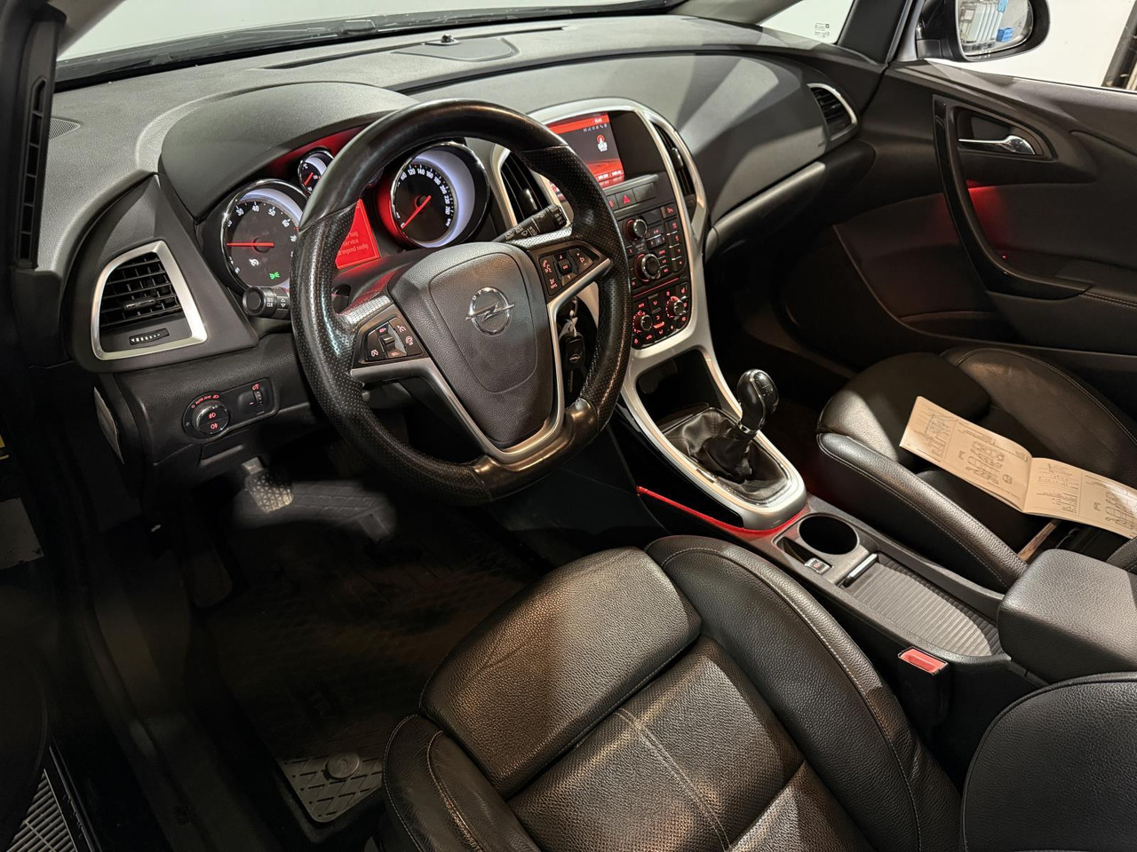 Opel | Astra Sports Tourer | 1.4 Turbo Sport + | 2015 | 218.258 km | HG259B | Logisch - Automóvel: foto 2 Opel | Astra Sports Tourer | 1.4 Turbo Sport + | 2015 | 218.258 km | HG259B | Logisch - Automóvel: foto 2