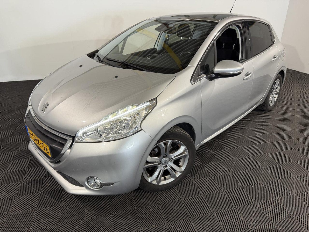 Peugeot 208 1.2 VTi Allure | 2013 | 160.154 km | 8-SRK-06 - Hatchback: foto 1 Peugeot 208 1.2 VTi Allure | 2013 | 160.154 km | 8-SRK-06 - Hatchback: foto 1