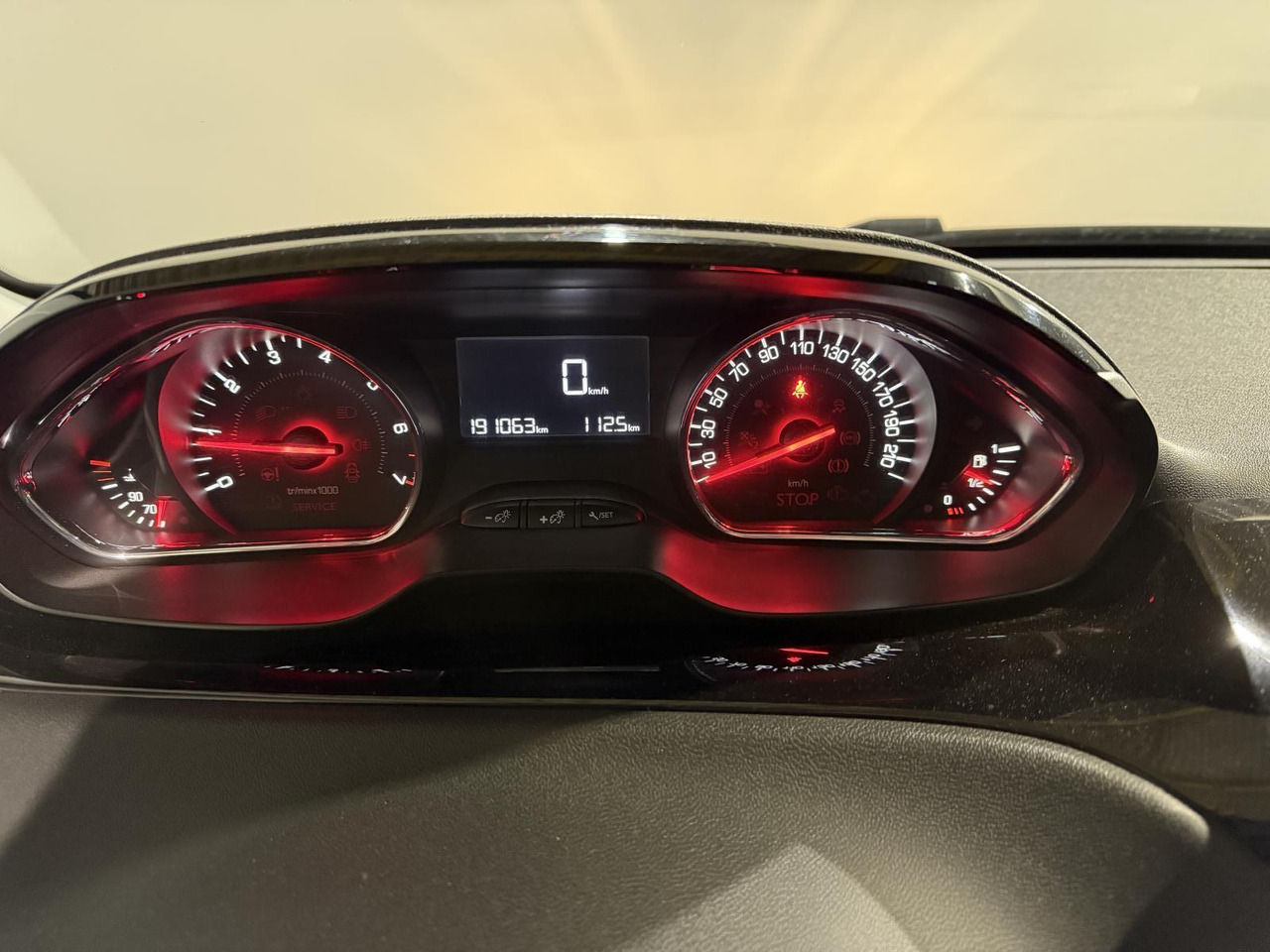Peugeot | 208 | 1.2 VTi Style | 2014 | 191.063 km | 9XVB78 | Logisch - Hatchback: foto 3 Peugeot | 208 | 1.2 VTi Style | 2014 | 191.063 km | 9XVB78 | Logisch - Hatchback: foto 3
