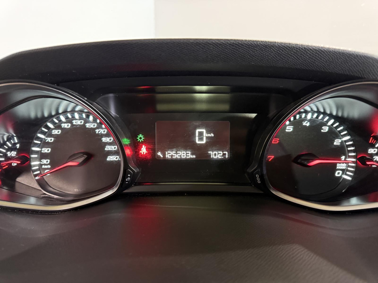 Peugeot | 308 SW | 1.2 PureTech Blue Lion | 2017 | 125.283 km | NL320L | Logisch - Automóvel: foto 5 Peugeot | 308 SW | 1.2 PureTech Blue Lion | 2017 | 125.283 km | NL320L | Logisch - Automóvel: foto 5