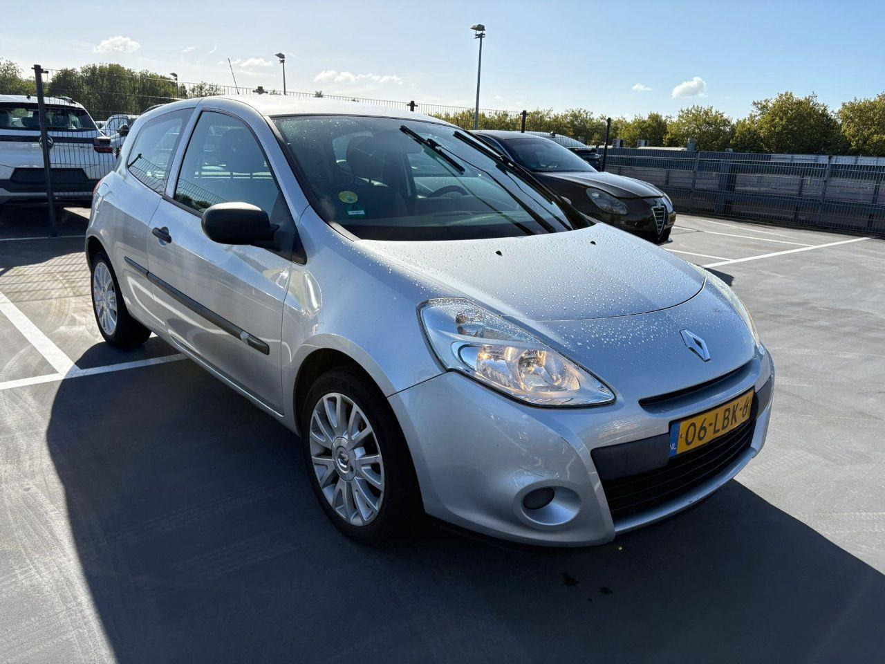 Renault Clio 1.2 TCe Special Line | 2010 | 130.181 km | 06LBK6 | NAP: Logisch - Hatchback: foto 2 Renault Clio 1.2 TCe Special Line | 2010 | 130.181 km | 06LBK6 | NAP: Logisch - Hatchback: foto 2