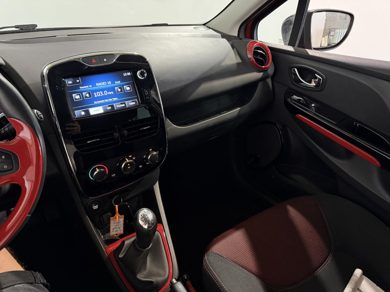 Renault | Clio Estate | 0.9 TCe Expression | 2013 | 217.223 km | 8KZD48 | Logisch - Automóvel: foto 3 Renault | Clio Estate | 0.9 TCe Expression | 2013 | 217.223 km | 8KZD48 | Logisch - Automóvel: foto 3