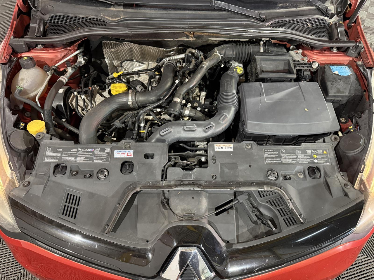 Renault | Clio Estate | 0.9 TCe Expression | 2013 | 217.223 km | 8KZD48 | Logisch - Automóvel: foto 4 Renault | Clio Estate | 0.9 TCe Expression | 2013 | 217.223 km | 8KZD48 | Logisch - Automóvel: foto 4