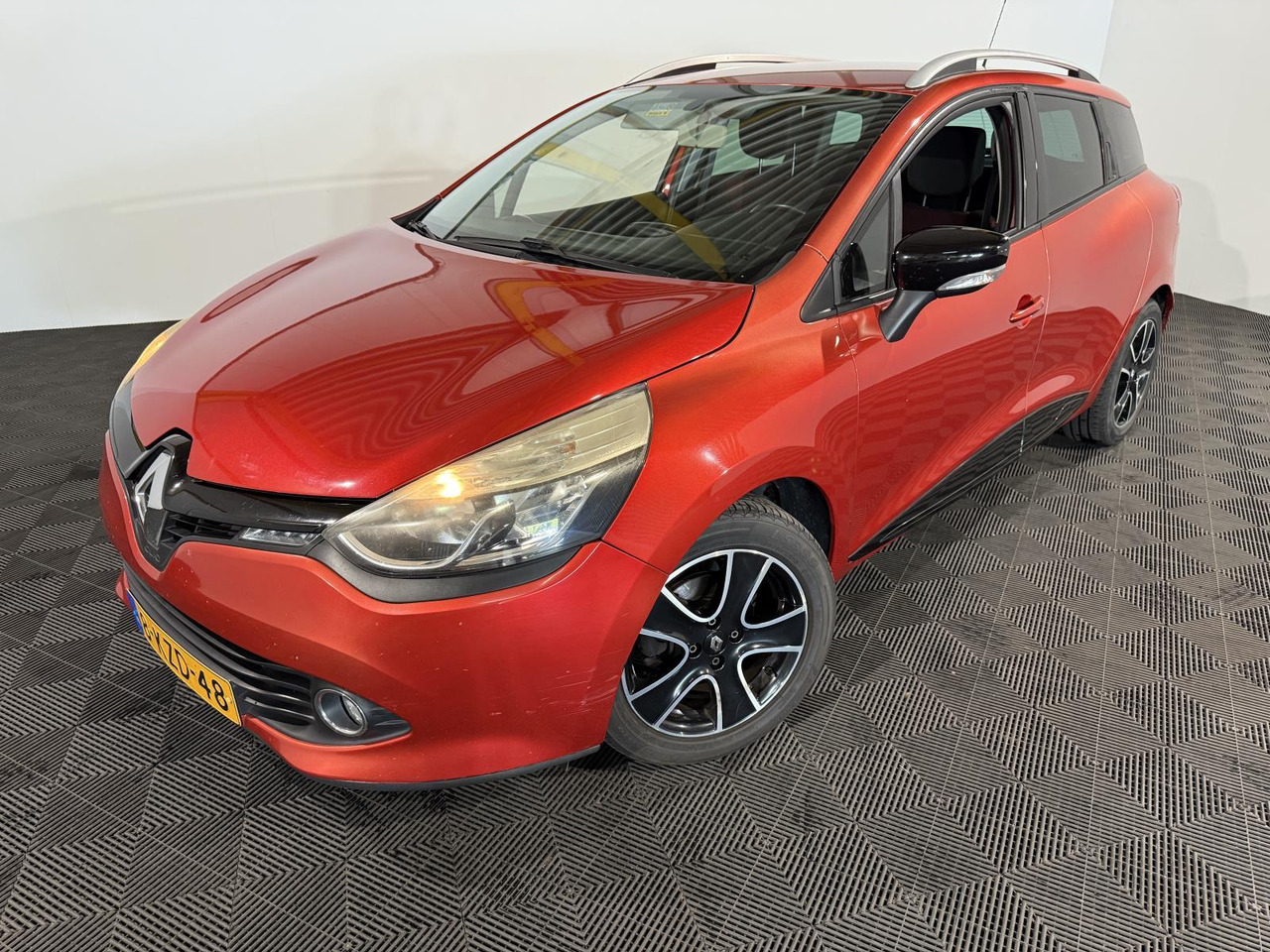 Renault | Clio Estate | 0.9 TCe Expression | 2013 | 217.223 km | 8KZD48 | Logisch - Automóvel: foto 1 Renault | Clio Estate | 0.9 TCe Expression | 2013 | 217.223 km | 8KZD48 | Logisch - Automóvel: foto 1