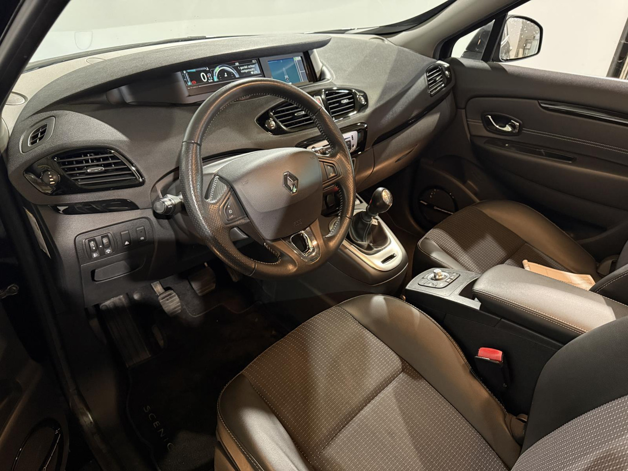 Renault | Scénic | 1.2 TCe Bose | 2013 | 103.433 km | 9KZR67 | Logisch - Automóvel: foto 3 Renault | Scénic | 1.2 TCe Bose | 2013 | 103.433 km | 9KZR67 | Logisch - Automóvel: foto 3