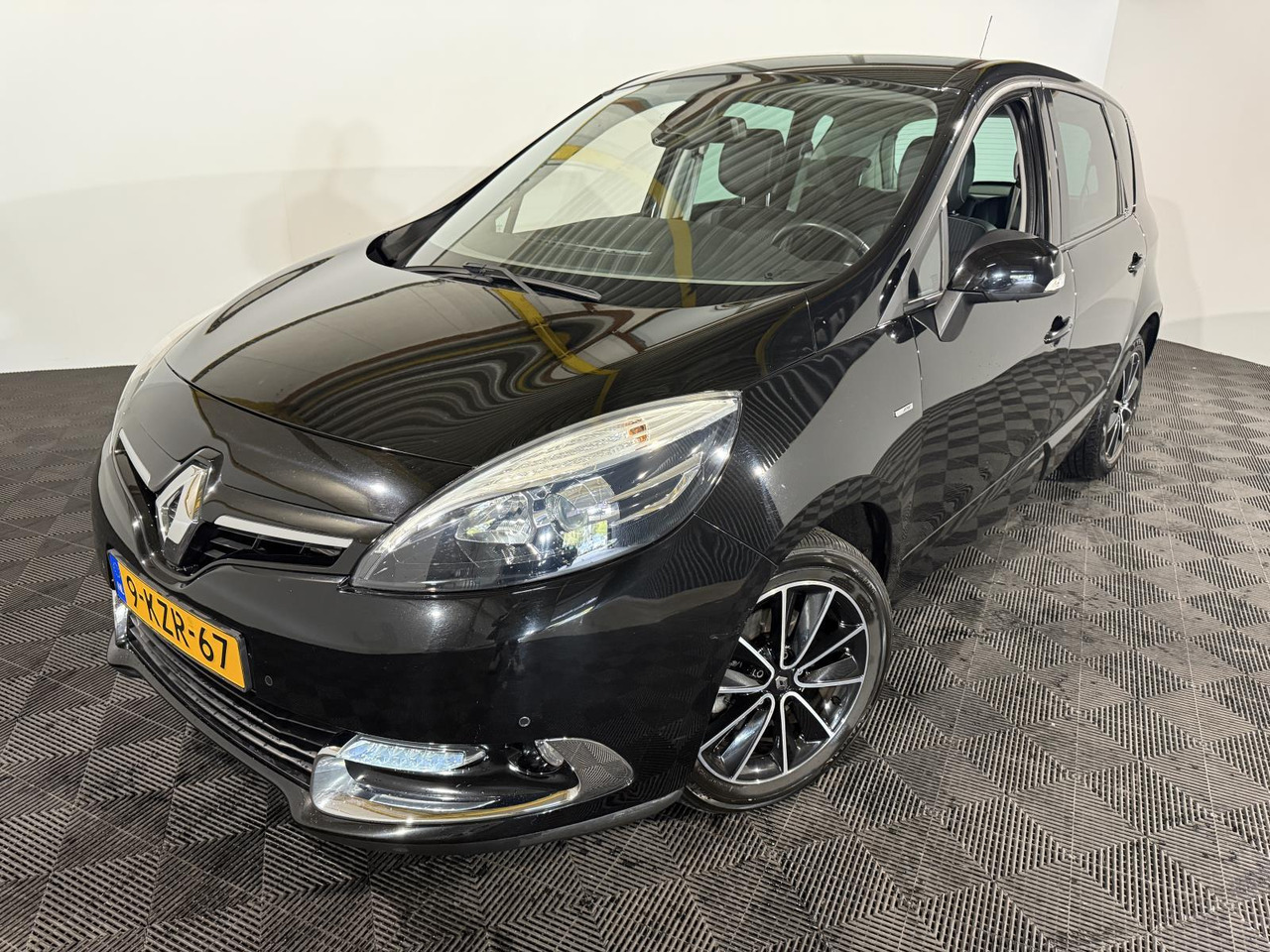 Renault | Scénic | 1.2 TCe Bose | 2013 | 103.433 km | 9KZR67 | Logisch - Automóvel: foto 1 Renault | Scénic | 1.2 TCe Bose | 2013 | 103.433 km | 9KZR67 | Logisch - Automóvel: foto 1