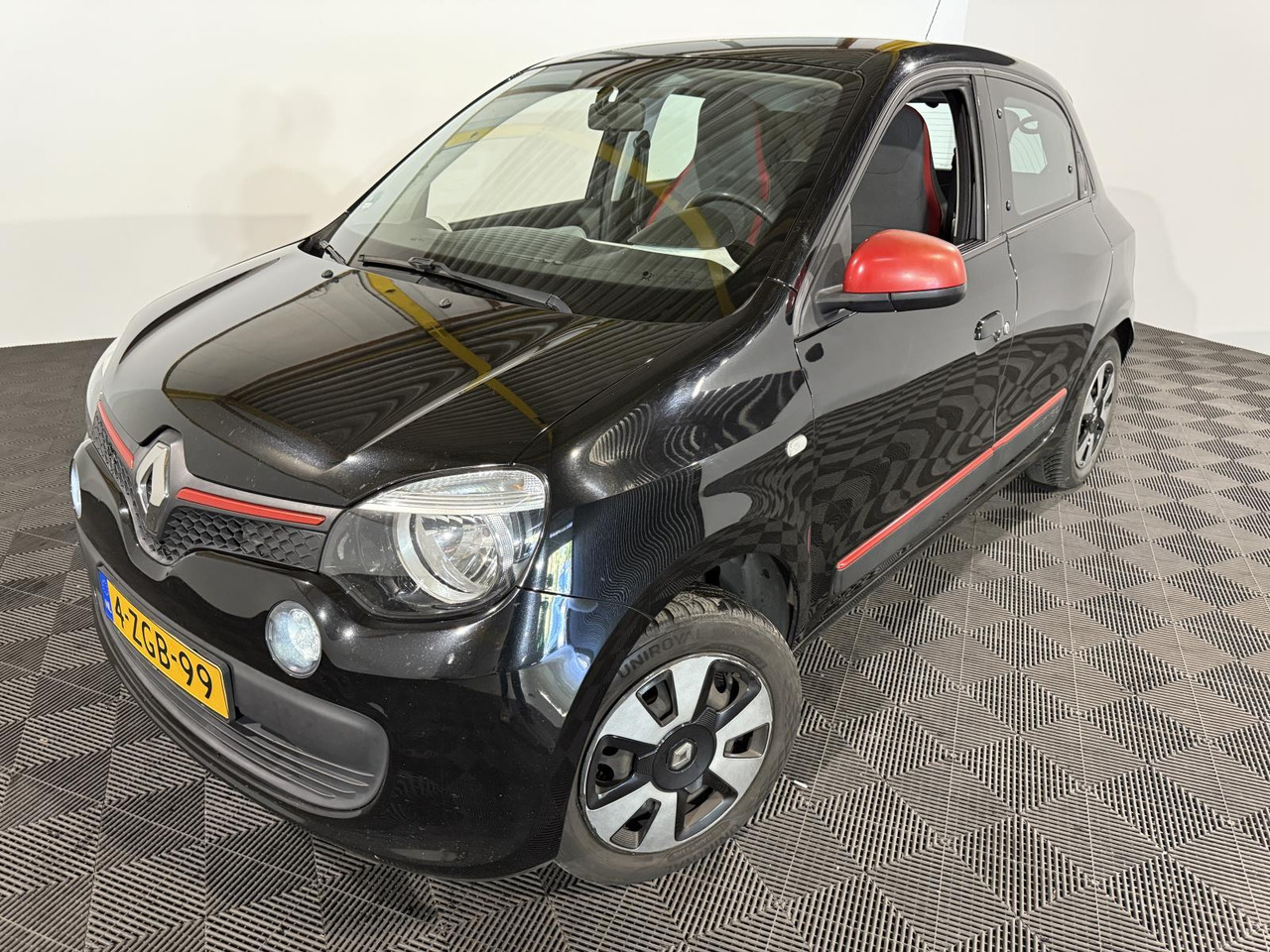 Renault | Twingo | 1.0 SCe Expression | 2015 | 226.056 km | 4ZGB99 | Logisch - Hatchback: foto 1 Renault | Twingo | 1.0 SCe Expression | 2015 | 226.056 km | 4ZGB99 | Logisch - Hatchback: foto 1