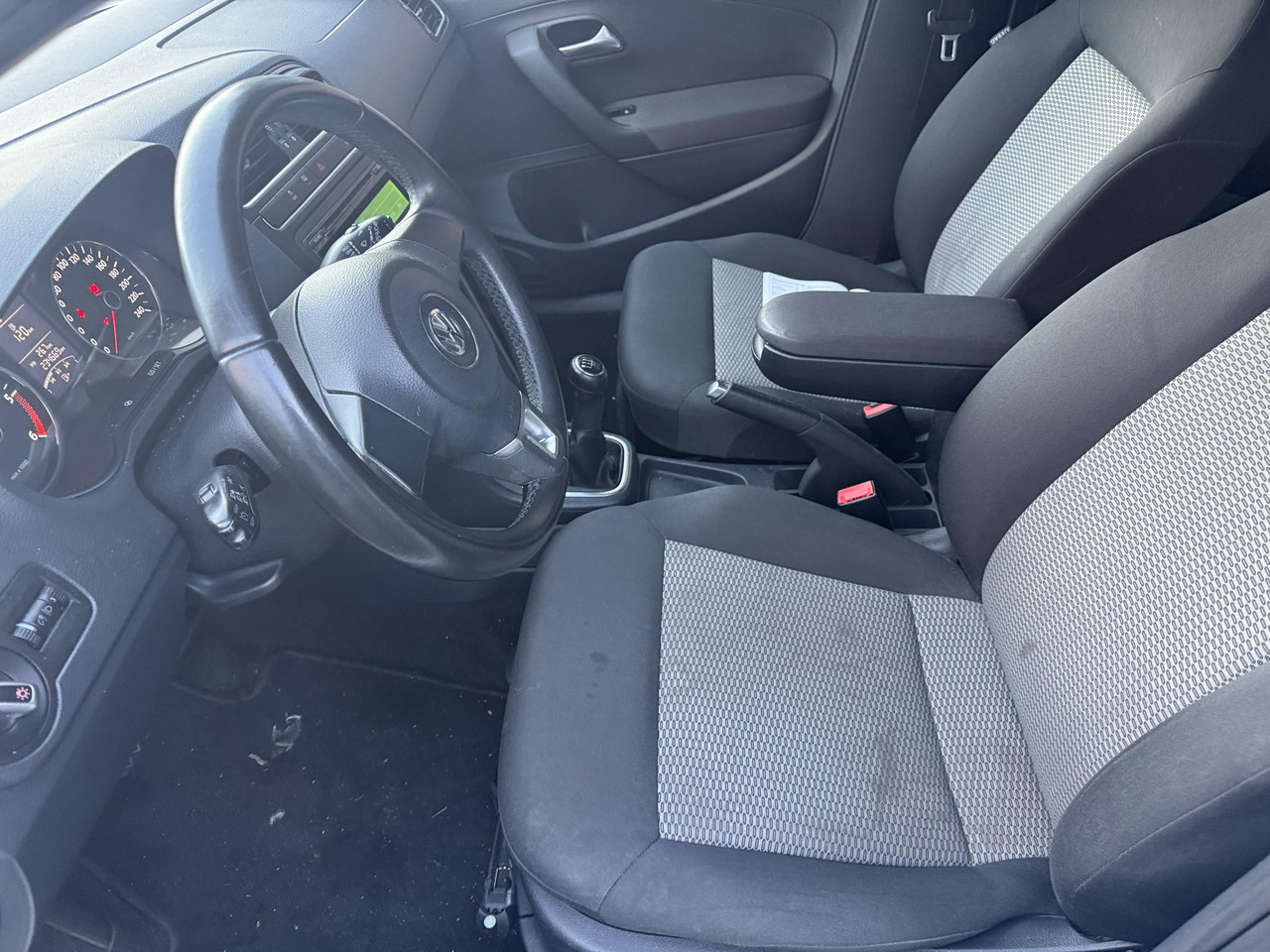 Hatchback Volkswagen | Polo | 1.2 TDI BlueMotion Comfortline | 2012 | 234.632 km | 07THZ6 | Logisch: foto 14 Hatchback Volkswagen | Polo | 1.2 TDI BlueMotion Comfortline | 2012 | 234.632 km | 07THZ6 | Logisch: foto 14