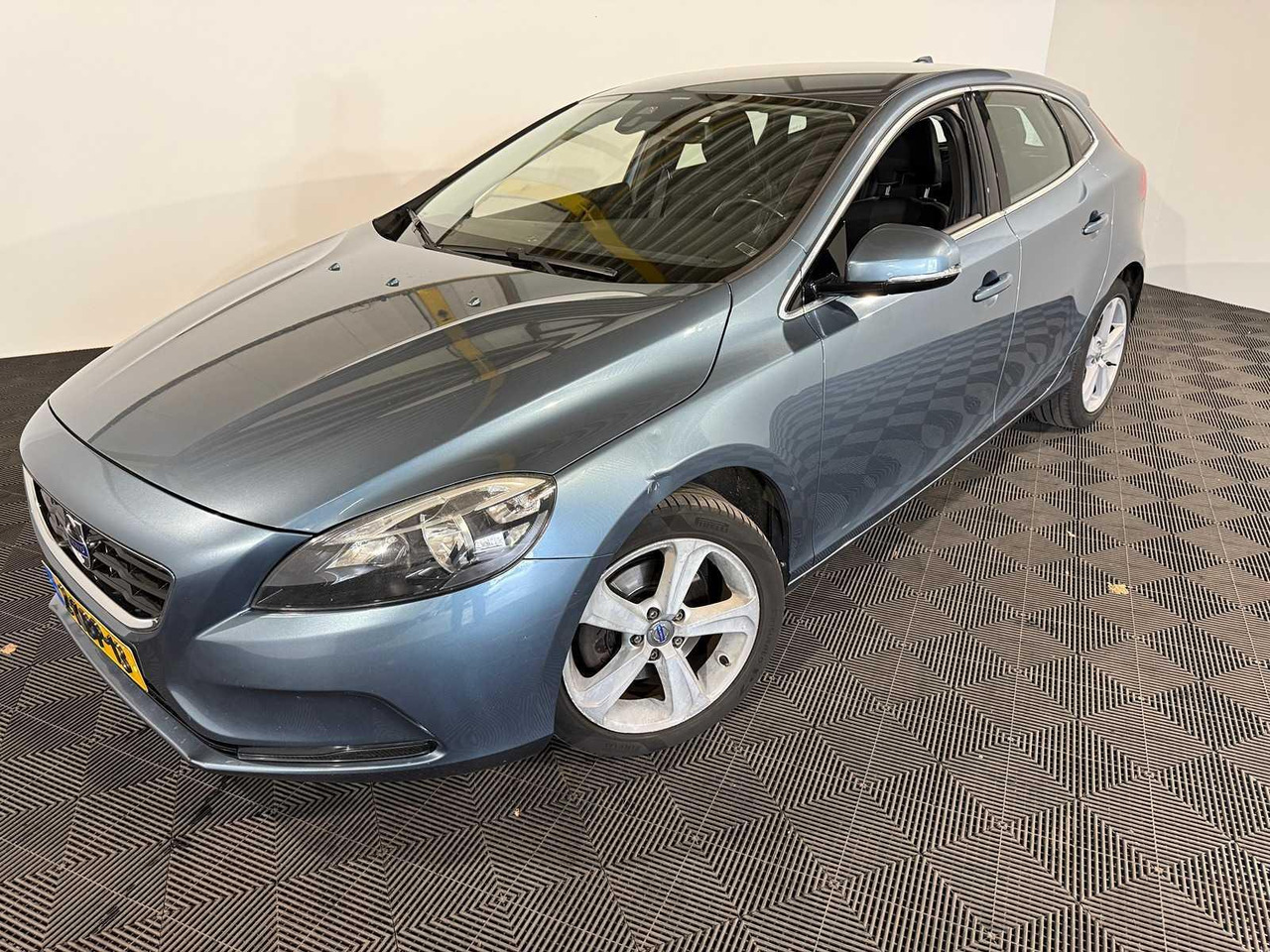 Volvo V40 1.6 T3 Momentum 2-KBP-13 210.566 km - Automóvel: foto 1 Volvo V40 1.6 T3 Momentum 2-KBP-13 210.566 km - Automóvel: foto 1