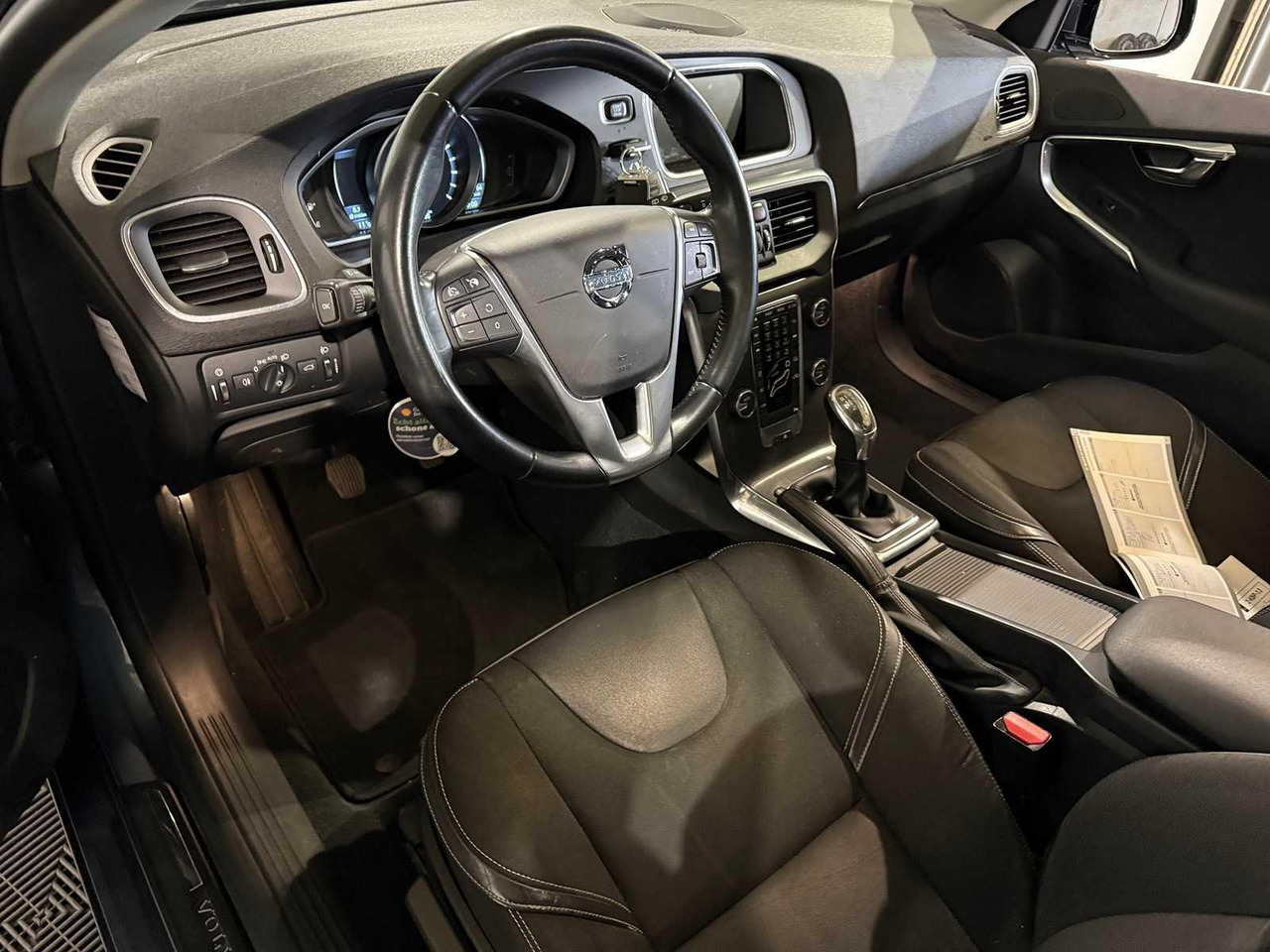 Volvo V40 1.6 T3 Momentum 2-KBP-13 210.566 km - Automóvel: foto 2 Volvo V40 1.6 T3 Momentum 2-KBP-13 210.566 km - Automóvel: foto 2