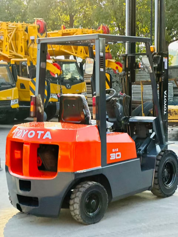 TOYOTA 30 - Empilhadeira a diesel: foto 3 TOYOTA 30 - Empilhadeira a diesel: foto 3