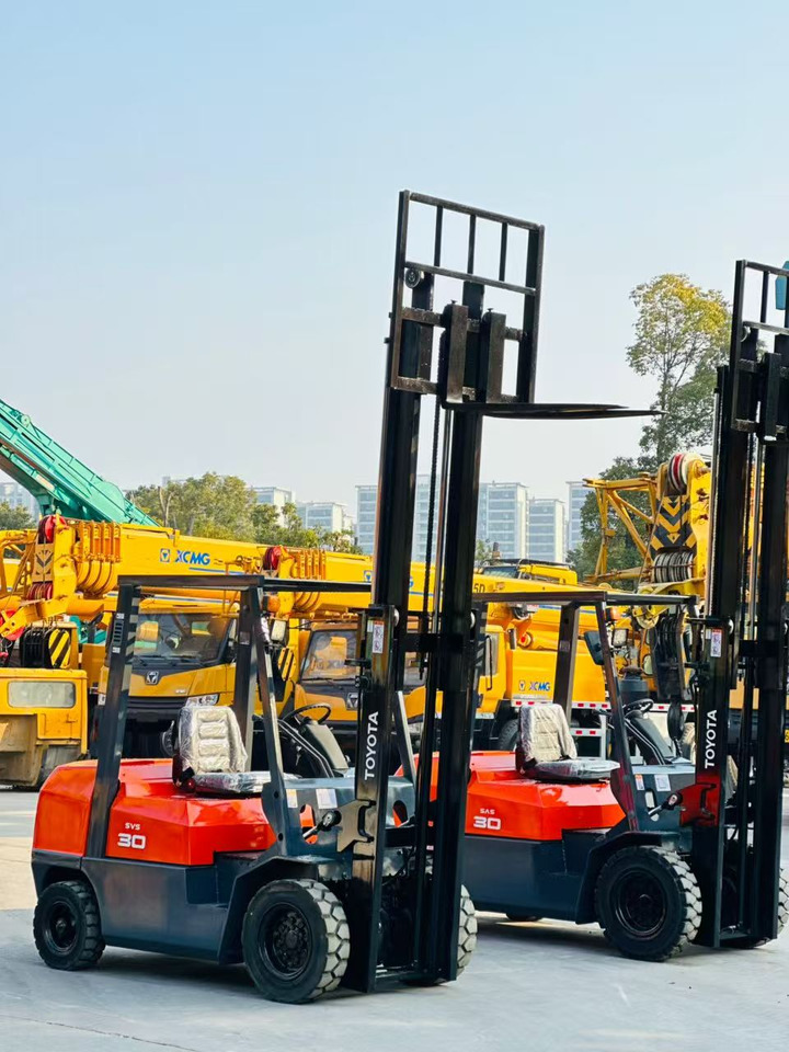 TOYOTA 30 - Empilhadeira a diesel: foto 4 TOYOTA 30 - Empilhadeira a diesel: foto 4