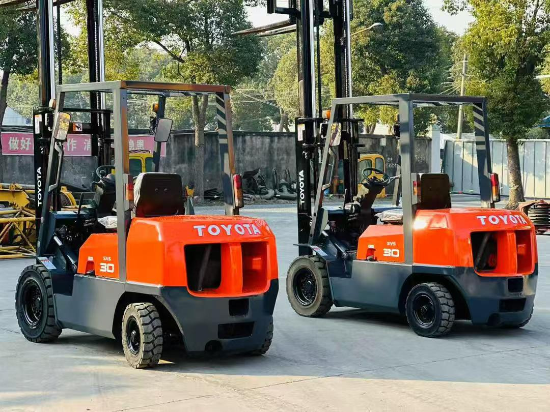 TOYOTA 30 - Empilhadeira a diesel: foto 1 TOYOTA 30 - Empilhadeira a diesel: foto 1
