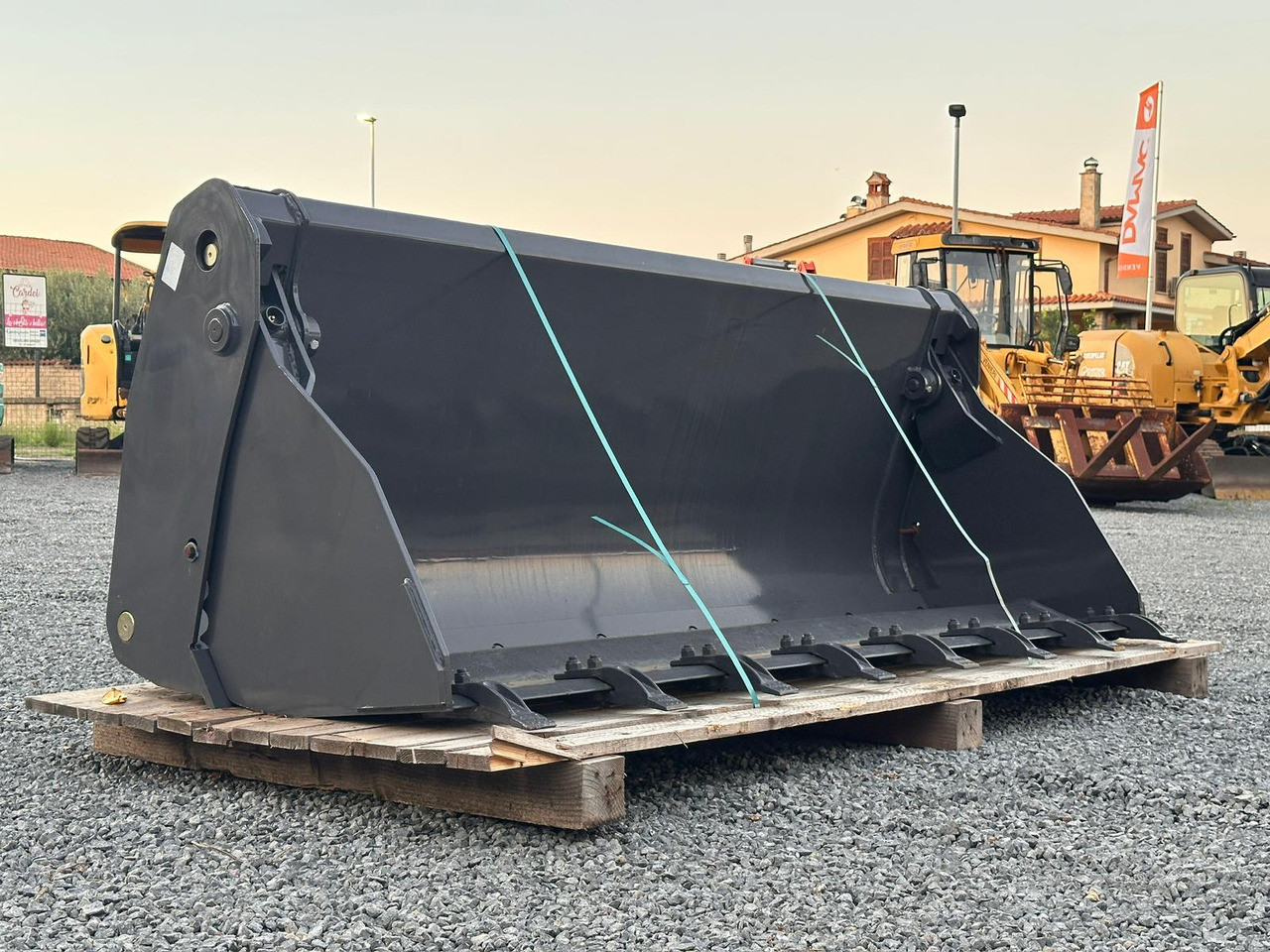 NEW HOLLAND 220 - Balde para carregadeiras: foto 1 NEW HOLLAND 220 - Balde para carregadeiras: foto 1