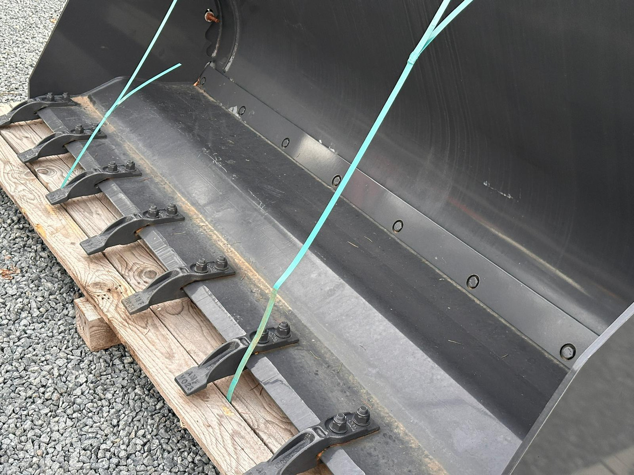 NEW HOLLAND 220 - Balde para carregadeiras: foto 3 NEW HOLLAND 220 - Balde para carregadeiras: foto 3