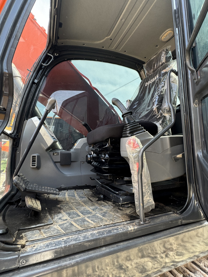 Escavadora de rastos DOOSAN DX225: foto 9