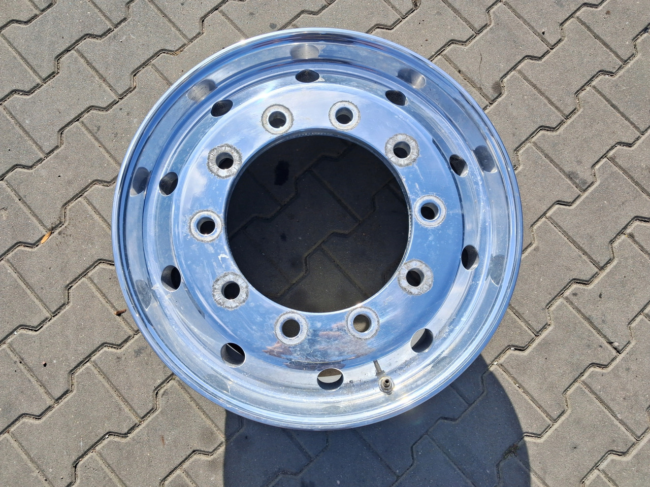 FELGA ALUMINIOWA ALCOA PRZÓD SZEROKA POLEROWANA 22,5 X 11,75 ET 120 TIR - Jante por Camião: foto 2 FELGA ALUMINIOWA ALCOA PRZÓD SZEROKA POLEROWANA 22,5 X 11,75 ET 120 TIR - Jante por Camião: foto 2