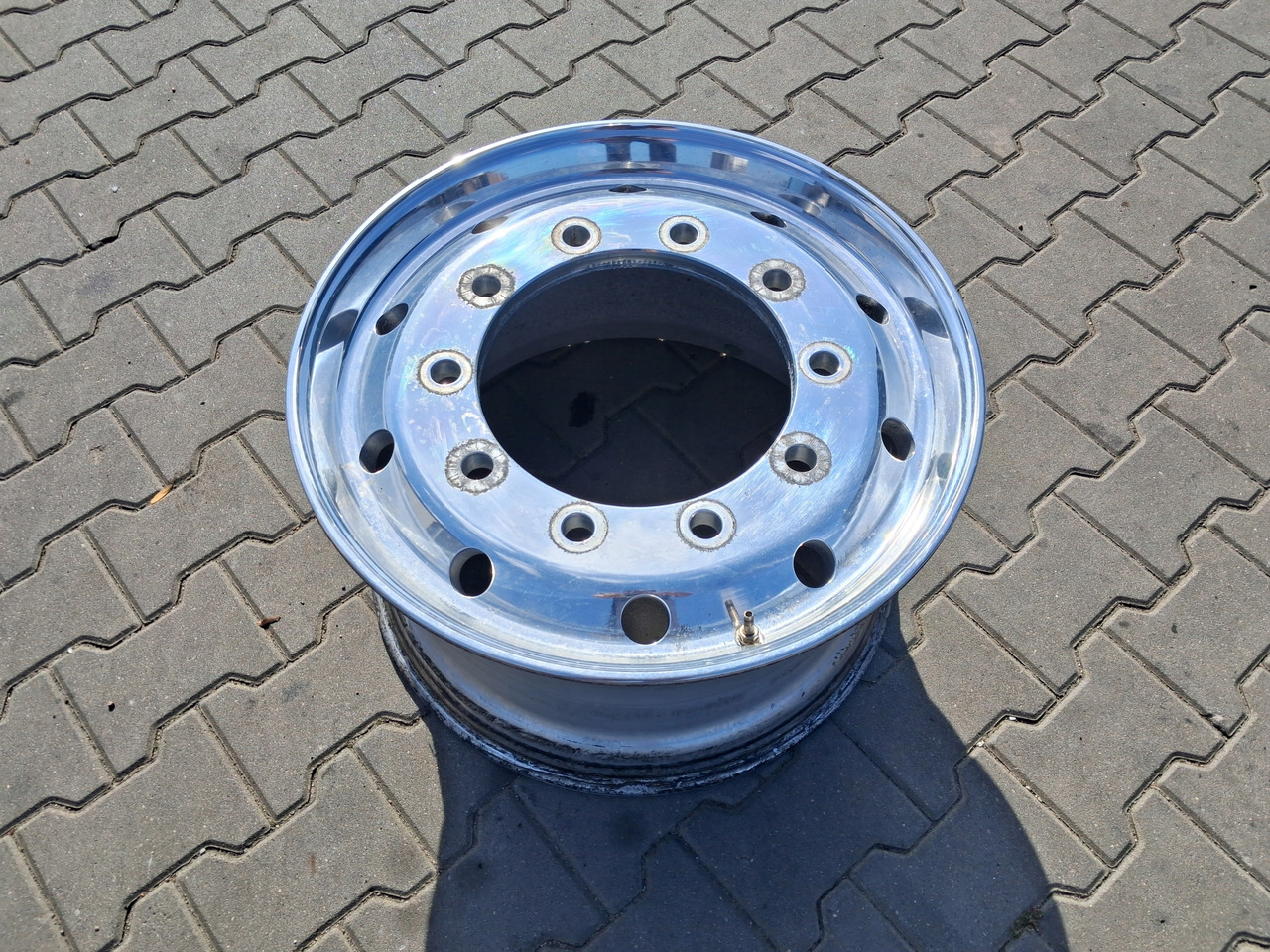 FELGA ALUMINIOWA ALCOA PRZÓD SZEROKA POLEROWANA 22,5 X 11,75 ET 120 TIR - Jante por Camião: foto 1 FELGA ALUMINIOWA ALCOA PRZÓD SZEROKA POLEROWANA 22,5 X 11,75 ET 120 TIR - Jante por Camião: foto 1