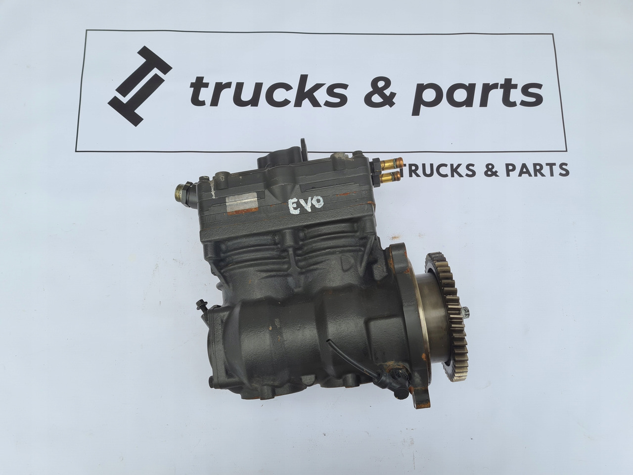 KNORR-BREMSE SPRĘŻARKA KOMPRESOR POWIETRZA RENAULT GAMA T EVO VOLVO FH 5 FM 5 23432716 - Compressor, sistema de ar comprimido por Camião: foto 2 KNORR-BREMSE SPRĘŻARKA KOMPRESOR POWIETRZA RENAULT GAMA T EVO VOLVO FH 5 FM 5 23432716 - Compressor, sistema de ar comprimido por Camião: foto 2