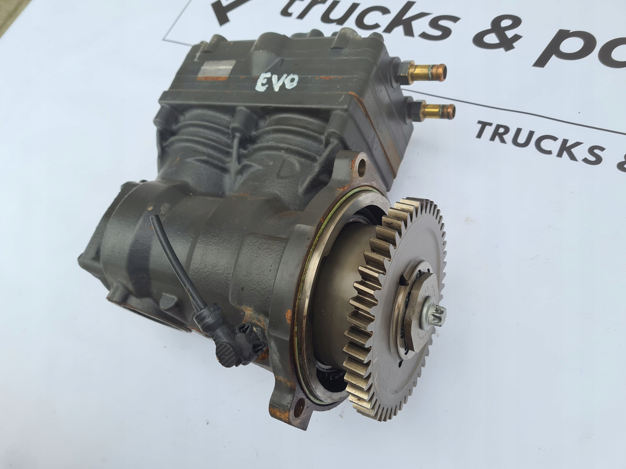 KNORR-BREMSE SPRĘŻARKA KOMPRESOR POWIETRZA RENAULT GAMA T EVO VOLVO FH 5 FM 5 23432716 - Compressor, sistema de ar comprimido por Camião: foto 4 KNORR-BREMSE SPRĘŻARKA KOMPRESOR POWIETRZA RENAULT GAMA T EVO VOLVO FH 5 FM 5 23432716 - Compressor, sistema de ar comprimido por Camião: foto 4