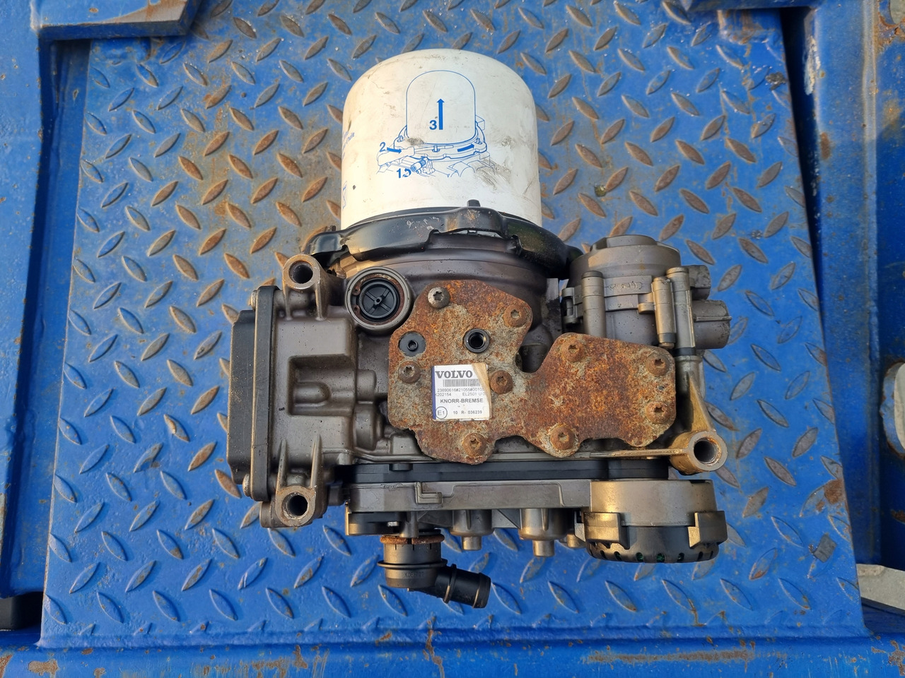 KNORR-BREMSE ZAWÓR OSUSZACZ POWIETRZA APM VOLVO FH 4 FM 4 FMX 4 EURO 6 - Peças de freio por Camião: foto 1 KNORR-BREMSE ZAWÓR OSUSZACZ POWIETRZA APM VOLVO FH 4 FM 4 FMX 4 EURO 6 - Peças de freio por Camião: foto 1