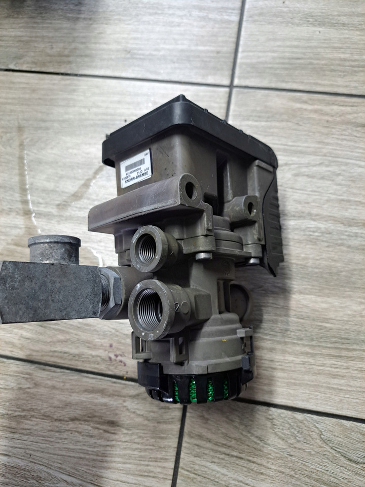 KNORR-BREMSE ZAWÓR PNEUMATYCZNY MODULATOR EBS PRZÓD FORD F-MAX CARGO EURO 6 - Válvula de freio por Camião: foto 2 KNORR-BREMSE ZAWÓR PNEUMATYCZNY MODULATOR EBS PRZÓD FORD F-MAX CARGO EURO 6 - Válvula de freio por Camião: foto 2