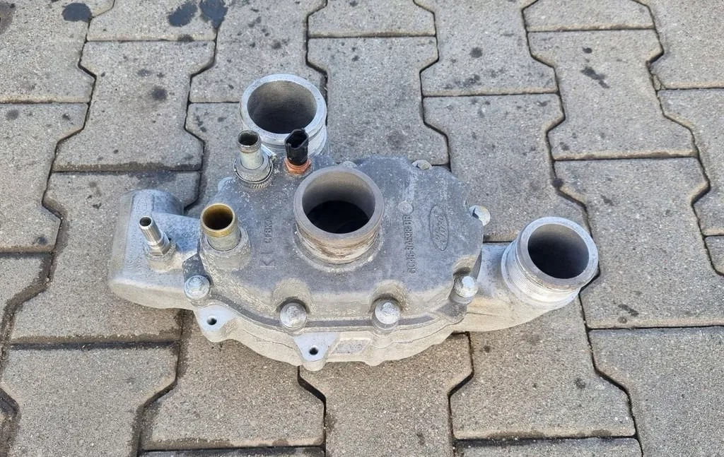 OBUDOWA TERMOSTATU FORD F-MAX 500 TRUCKS GC46 9K457 GC46 8A598 - Sistema de arrefecimento: foto 1 OBUDOWA TERMOSTATU FORD F-MAX 500 TRUCKS GC46 9K457 GC46 8A598 - Sistema de arrefecimento: foto 1
