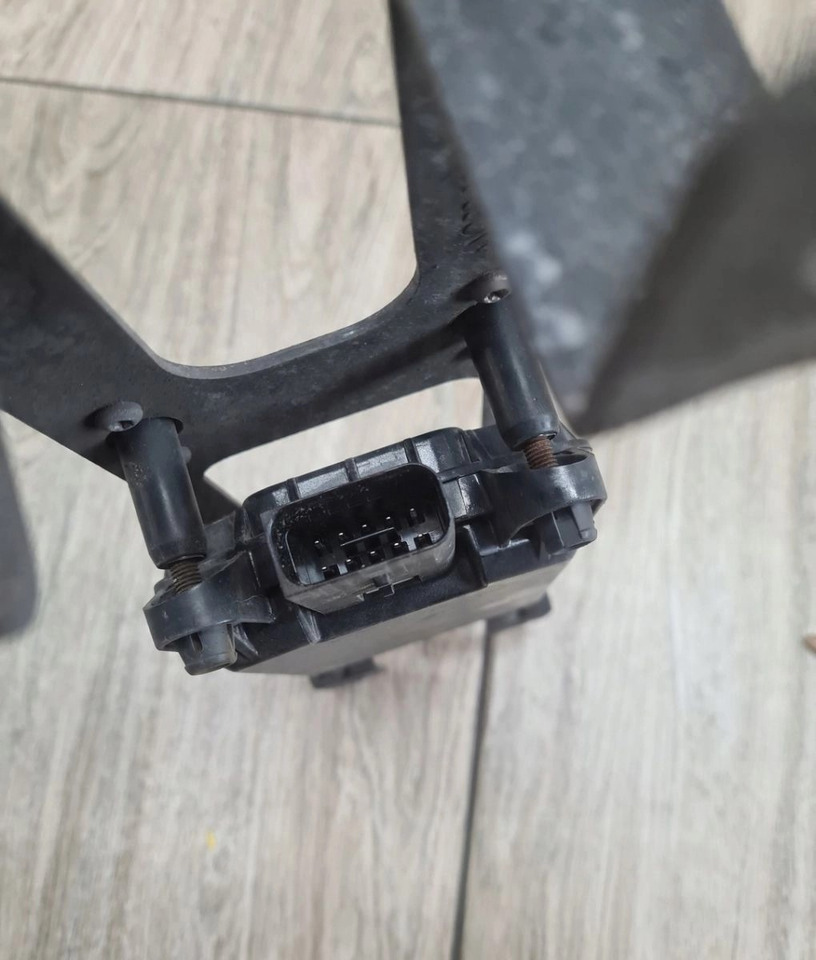 RADAR DISTRONIK CZUJNIK SENSOR MOCOWANIE FORD F-MAX 500 TRUCKS EURO 6 K096653H001 575127535 JC46 9G853 BC - Sensor: foto 2 RADAR DISTRONIK CZUJNIK SENSOR MOCOWANIE FORD F-MAX 500 TRUCKS EURO 6 K096653H001 575127535 JC46 9G853 BC - Sensor: foto 2