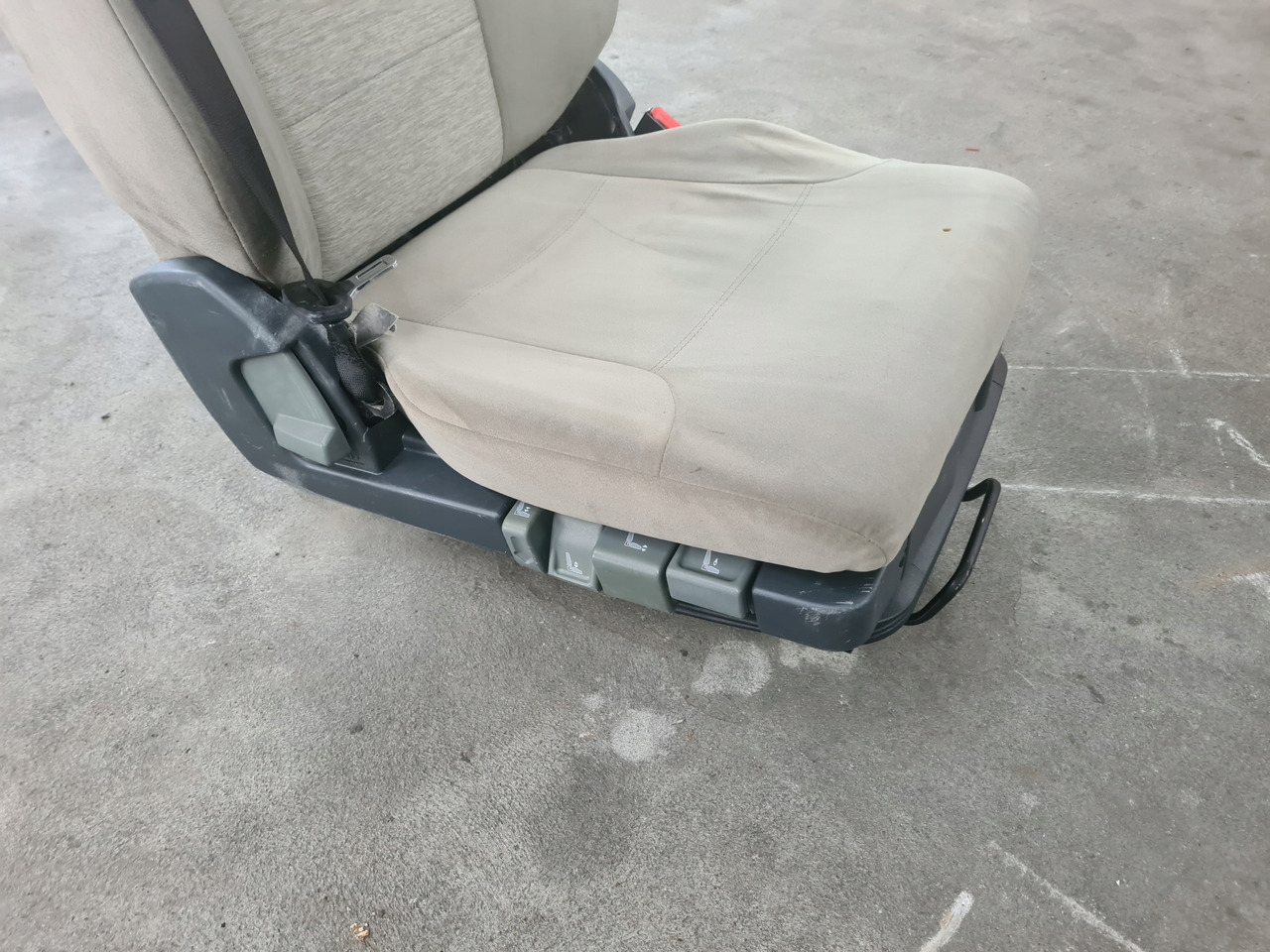 RENAULT FOTEL PNEUMATYCZNY PRAWY SIEDZENIE PASAŻERA RENAULT PREMIUM MIDLUM DXI - Banco por Camião: foto 5 RENAULT FOTEL PNEUMATYCZNY PRAWY SIEDZENIE PASAŻERA RENAULT PREMIUM MIDLUM DXI - Banco por Camião: foto 5